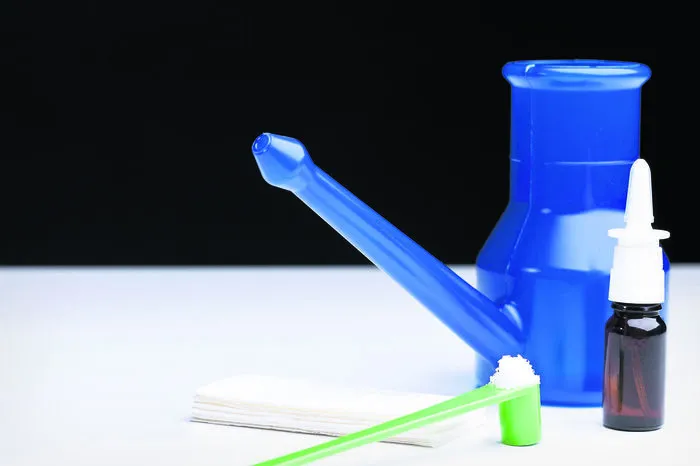 So geht's: Nasendusche mit Salzwasser (0,9 g Salz in 100 ml Wasser) füllen, Kopf mit geöffnetem Mund über dem Waschbecken zur Seite neigen und Salzwasser in ein Nasenloch laufen lassen. Angewendet bei: Schnupfen, trockenen Schleimhäuten. Das sagt die Expertin: "Nasenduschen befreien die Nase effektiv von Schleim."