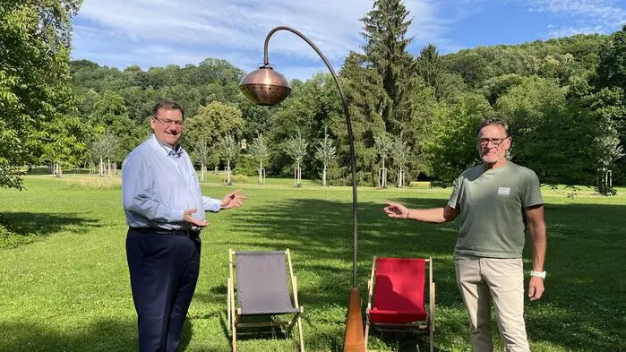 Jörg Siegel, Geschäftsführer der SHR-Gruppe, mit Lichtkünstler Anton Schnurrer im Kurpark Bad Gleichenberg