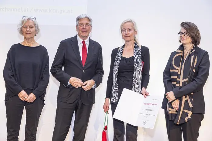 Angelika Hödl, Landeshauptmann Peter Kaiser, Kultupreisträgerin Barbara Kaltenbacher und Kulturabteilungsleiterin Brigitte Winkler-Komar
