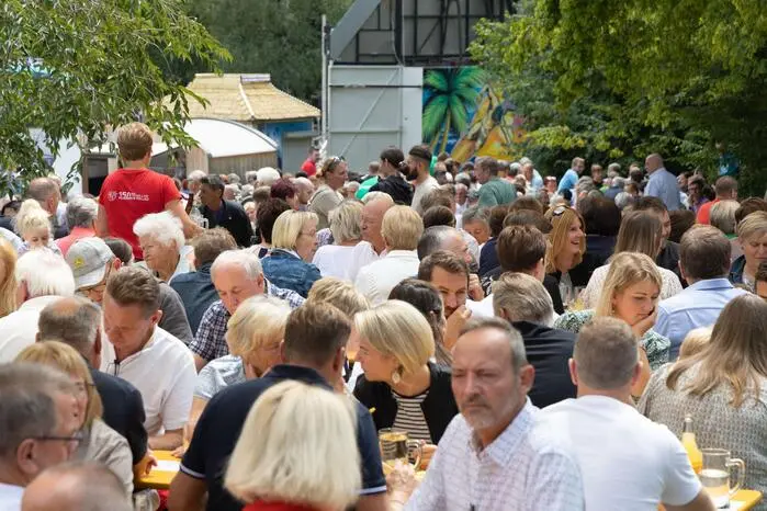 Zahlreiche Besucherinnen und Besucher kamen zum Festgelände, um gemeinsam zu feiern, zu essen und die gute Stimmung zu genießen.