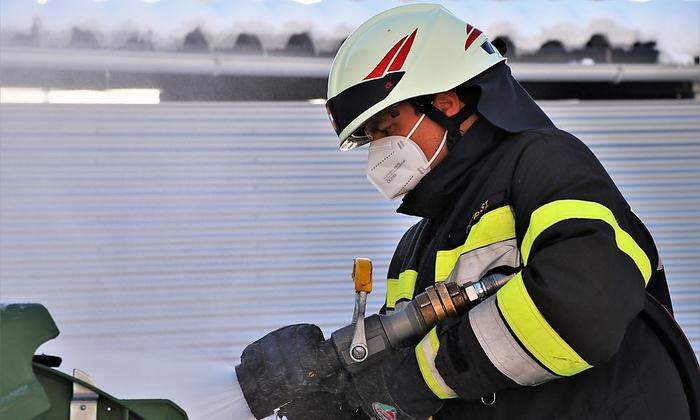 Auch während des Einsatzes muss eine FFP2-Maske getragen werden. Am Foto Feuerwehrmann Matthias Dular von der FF Finkenstein beim Löschen