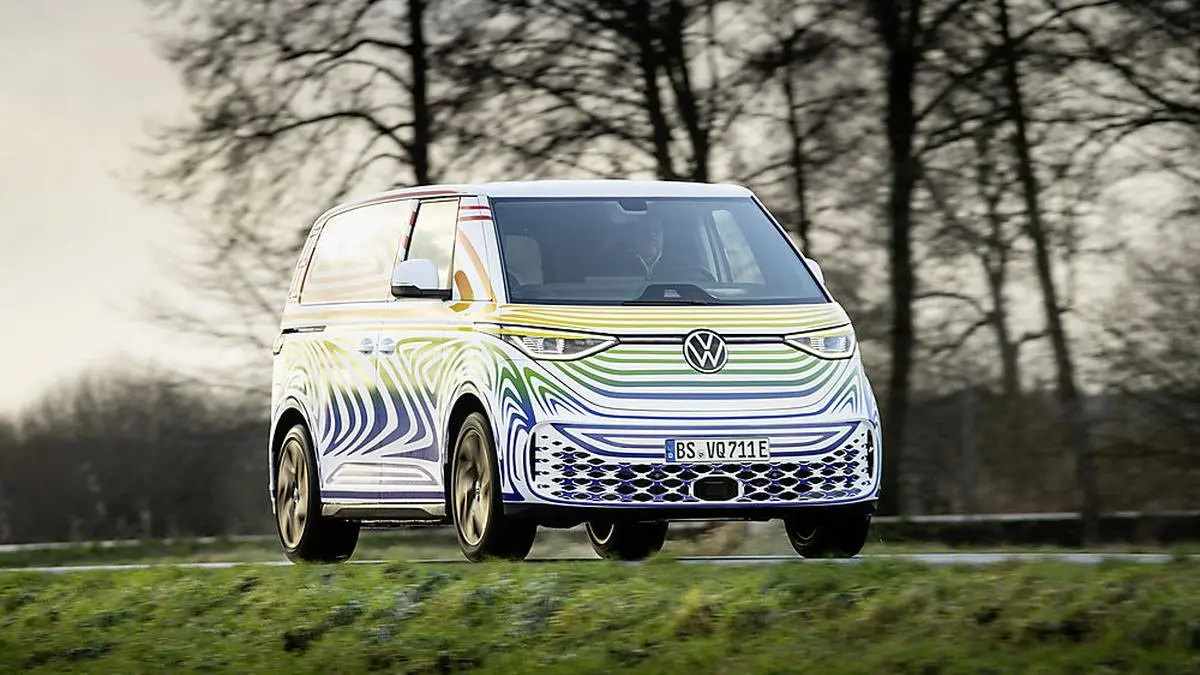 Noch ist der ID Buzz getarnt unterwegs