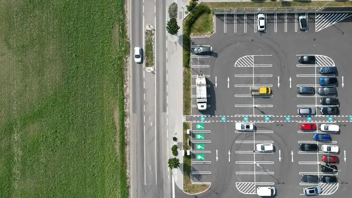 Parkplätze stehen exemplarisch für die Versiegelung von Böden.