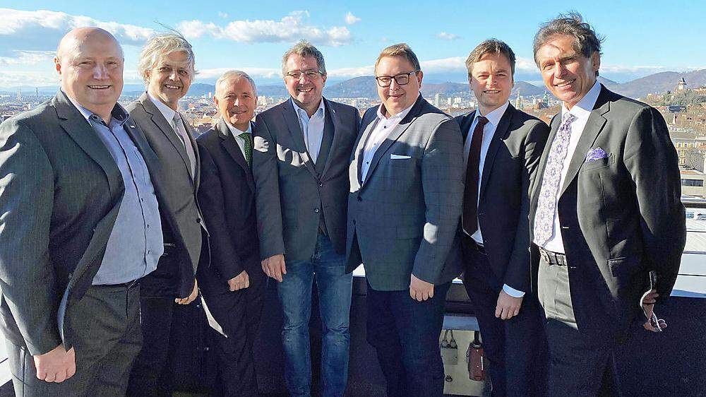 Von links: Gschaidbauer, Wohlmuth, Purrer, Koch, Graf, Migglautsch und Schmidt über den Dächern von Graz