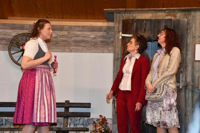 Um aber weiter mit „Urlaub am Bauernhof“ werben zu können, darf die landwirtschaftliche Seite nicht vernachlässigt werden. Knecht Hannes und Magd Berta kümmern sich um den Betrieb. 