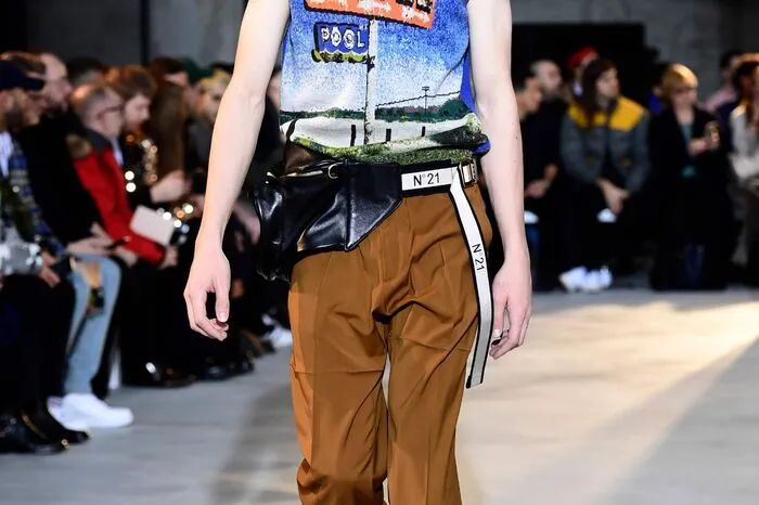 . . . Fashionistas wollen derzeit die Hände frei haben.