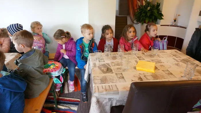 19 Mädchen und Buben des Kindergartens Rosental waren kürzlich auf Besuch bei den Imkern Erika und Fanz Puffing in der Karlschachtstraße.