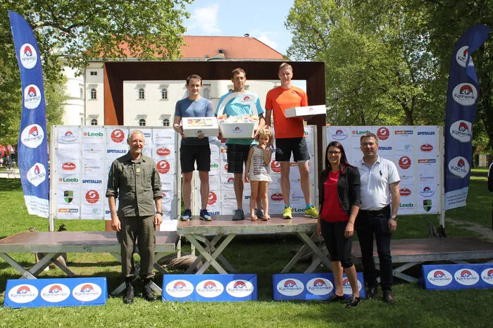 Sieger in der Altersklasse (AK) 30 männlich: Rene Tischler (Platz 2), Florian Fohrer (1), Harald Oberkofer (3) mit dem Präsidenten des HSV Spittal Oberst Rudolf Kury, Landesrätin Sara Schaar und Vizebürgermeister Andreas Unterrieder.