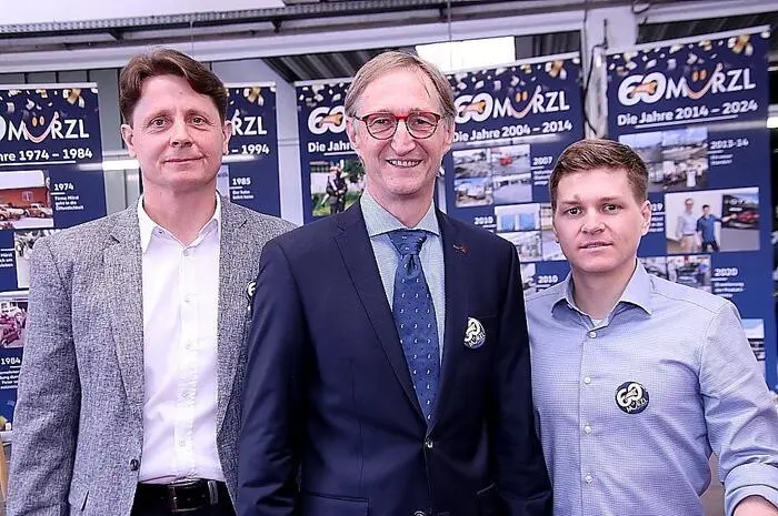 Die „Mürzl-Chefs der drei Generationen“ - Senior Peter, Geschäftsführer Peter (Mitte) und Junior Johannes (rechts am Foto) –, sowie Serviceleiter Kurt Nestler (links am Foto) hatten alle Hände voll zu tun, um die Besucher zu begrüßen
