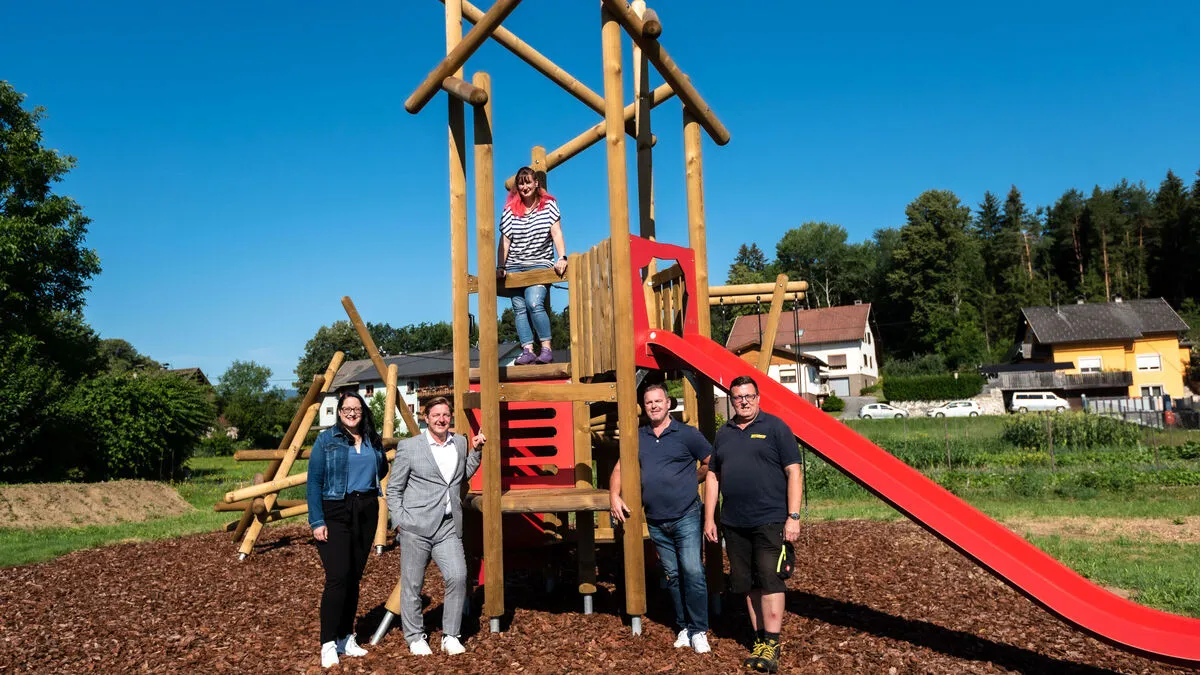 Bürgermeister Günther Albel und Vizebürgermeisterin Sarah Katholnig mit Mitarbeiterinnen und Mitarbeitern der Abteilung Stadtgrün auf dem neuen Spielplatz in St. Ulrich