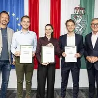 Die drei ausgezeichneten Jungunternehmer aus dem Bezirk Leibnitz: Maximilian Suppan, Laura Wissiak und Teo Stoisser (Mitte von links) mit Mario Lugger (l.) und Josef Herk (r.)