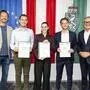 Die drei ausgezeichneten Jungunternehmer aus dem Bezirk Leibnitz: Maximilian Suppan, Laura Wissiak und Teo Stoisser (Mitte von links) mit Mario Lugger (l.) und Josef Herk (r.)