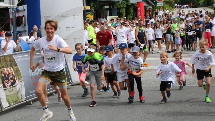 Die Kids wurden bei ihrem Start von Martin Mistelbauer, österreichischer Marathon-Staatsmeister 2021, begleitet.