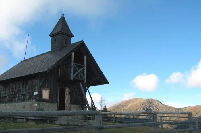 Inmitten einer herrlichen Landschaft, unter demRosenkogel, liegt das Kirchlein Maria Loretto, dessen Geschichte ins 15. Jahrhundert zurückreicht.