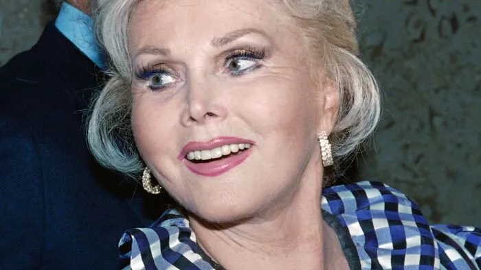 Als Schauspielerin konnte Zsa Zsa Gabor in Hollywood in den 1950er-Jahren einige Erfolge feiern, bekannter war sie allerdings eher für ihre Affären, ihren extravaganten Lebensstil und die Liste ihrer Ehemänner, was ihr einen festen Platz in diversen Klatschspalten sicherte.