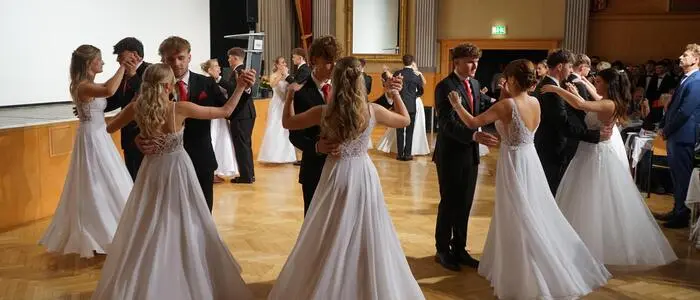 Die Maturantinnen und Maturanten feierten unter dem Motto „Billionaires Night – Glanz in der Bilanz“