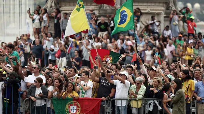 Der Papst beim Weltjugendtag in Portugal: Jugendliche haben sich vor dem Jeronimos-Kloster in Lissabon versammelt, um Franziskus zu sehen.