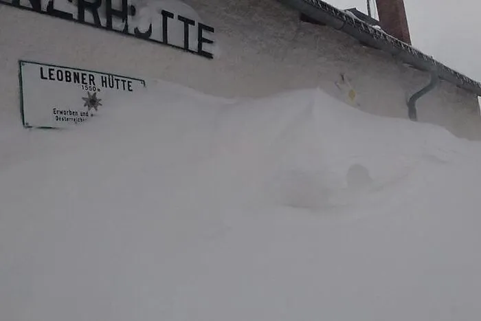 Der Eingang der Leobnerhütte ist derzeit völlig mit Schnee bedeckt. Am 30. Dezember soll allerdings Bauernsilvester gefeiert werden. Darum werden Freiwillige gesucht. Mehr dazu