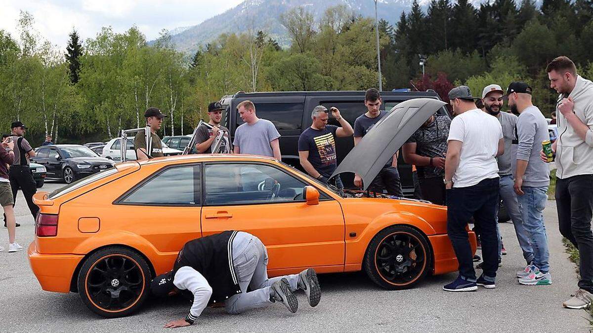 Stehen, schauen, plaudern. Die GTI-Fangemeinde gibt sich ein erstes Stelldichein