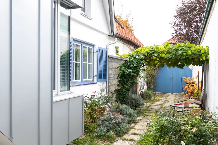 Und ein Blick vom Garten in Richtung Tor...