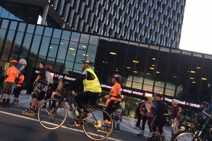 . . . das Mobilitätsfest auf dem Hauptplatz und in der Schmiedgasse sowie die Tour de Graz. Diese führte. . .
