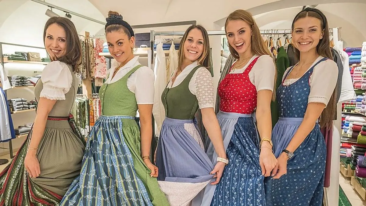 Christine, Adriana, Eva, Sophie und Birgit präsentieren beim Bauernbundball die schönsten Trachten