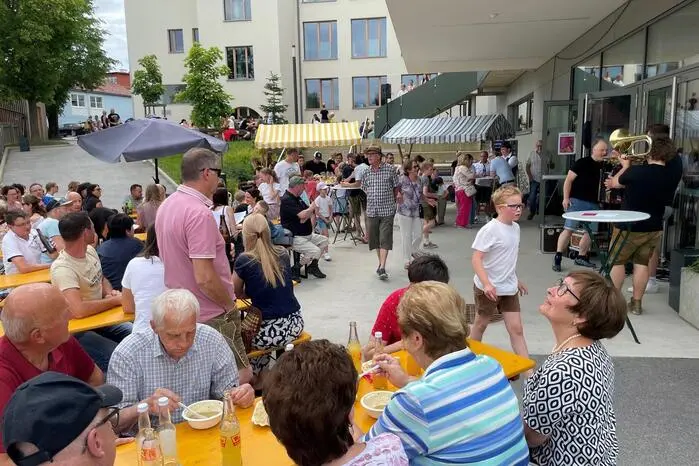 Zahlreiche Gäste waren gekommen, um sich durch das breite Genussangebot zu schlemmen.