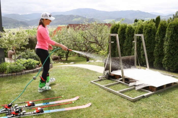 Die Anlage wird vor dem Training mit dem Gartenschlauch "gewassert"