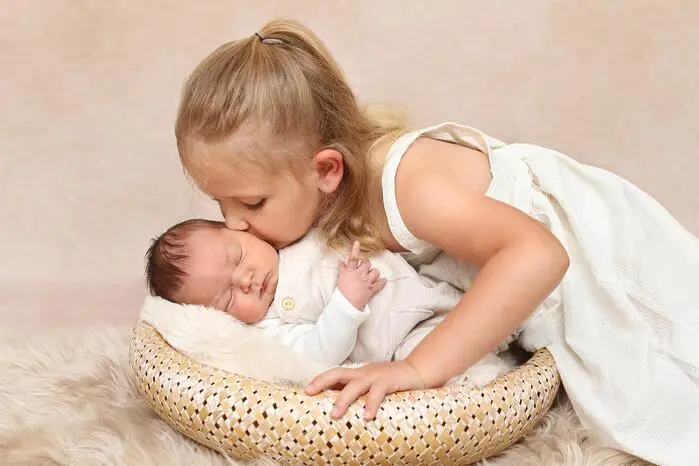 Sofia Regina freut sich über ihren kleinen Bruder Beniel, geboren am 9. Juni. Gemeinsam halten sie ihre Eltern Kinga Zseli-Tömböly und Daniel Zseli auf Trab.
