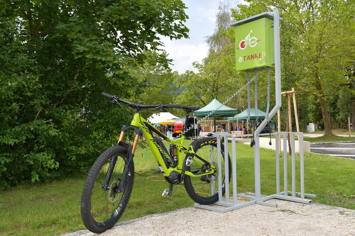 Eine E-Bike-Ladestation steht den Radlern zur Verfügung.