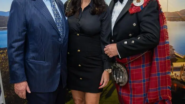 Geschäftsführer Werner Frömmel (links) konnte auch internationale Gäste begrüßen: Schauspielerin Mariella Ahrens und Paul Burrell, Lady Dianas damaliger Butler
