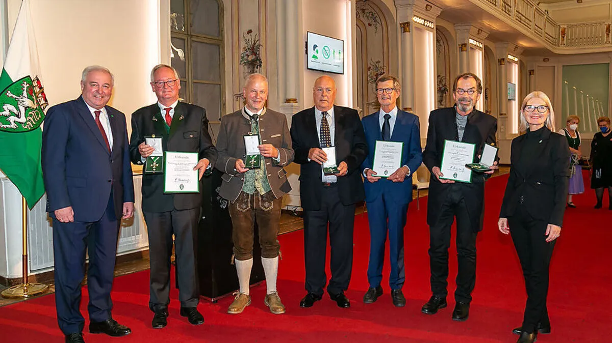LH Hermann Schützenhöfer, die Geehrten Friedrich Tiroch, Johann Mischlinger, Hans Peter Piwonka, Franz Bachmann, Helmuth Ploschnitznigg, 2. Landtagspräsidentin Gabriele Kolar