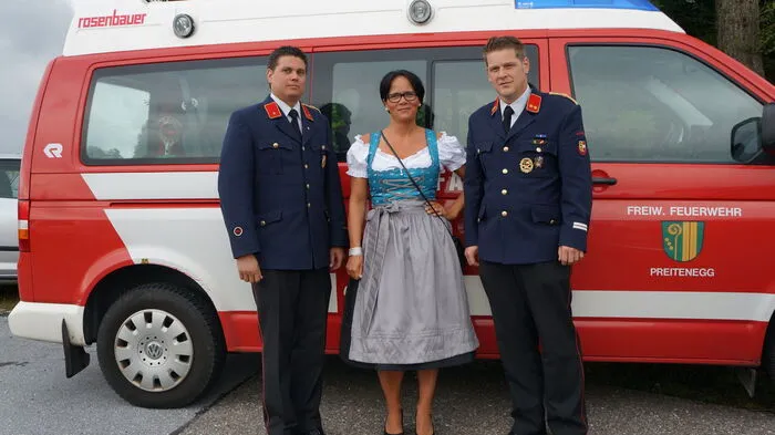 Kommandant Stellvertreter Bernd Steinlechner,  Michaela Nössler und Kommandant  Christian Kriegl freuten sich über die vielen Gäste, die zu ihrem Jubiläumsfest kamen. Klicken Sie sich durch die Bildergallerie!