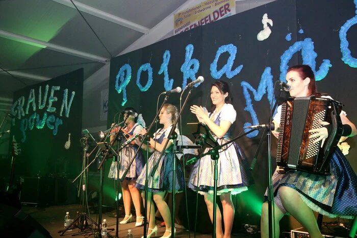 Die Oberkrainer „Polka-Mädels“ luden... 