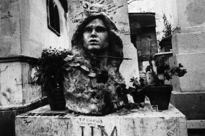 Vor allem das Grab von Doors-Sänger Jim Morrison, der am 3. Juli 1971 gestorben ist, ist eine Pilgerstätte für Fans rund um den Globus.
