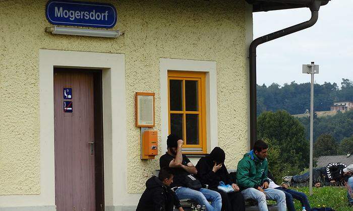 Flüchtlinge am Mogersdorfer Bahnhof