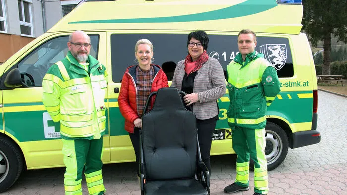 Das Grüne Kreuz übergab den Tragesessel an die Gemeinde