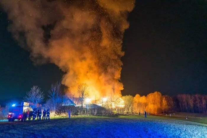 Die Flammen schlugen bereits meterhoch in den Himmel und drohten auf das eng angebaute Wohnhaus überzugreifen. 