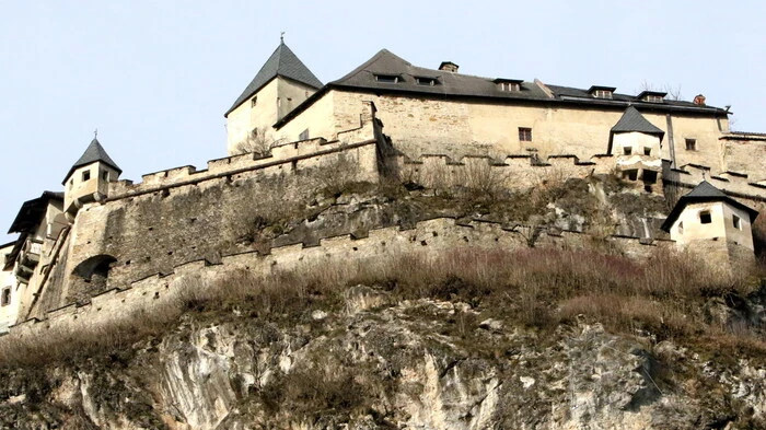 Für zwei Tage steht dieses Wochenende am Samstag und Sonntag die altehrwürdige Burg Hochosterwitz im Süden von Launsdorf im Mittelpunkt eines großen Adventmarktes.  