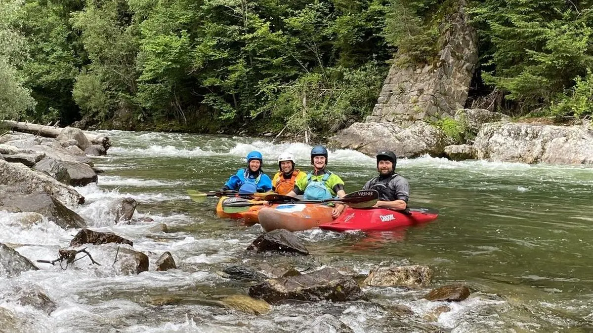 Nadine Bogenreiter, Georg Worsche, Felix Bürgerl und Christoph Dertnig treffen sich regelmäßig zum Paddeln