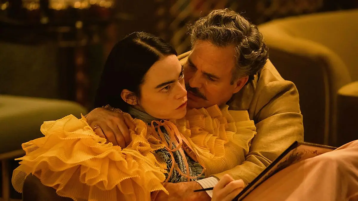 Emma Stone und Mark Ruffalo in "Poor Things"