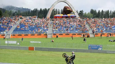 Noch nicht voll, aber bereits gut gefüllt sind die Tribünen