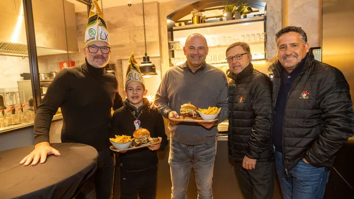 "Le Burger"-Geschäftsführer Herbert Biber konnte auch die Faschingsgilde begrüßen. Heute wird das Burgerlokal offiziell eröffnet