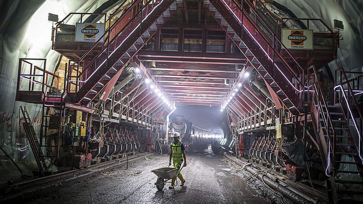 Der imposante Gewölbe-Schalwagen in der neuen Tunnelröhre