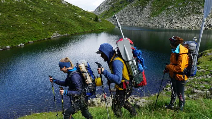 Die Wissenschaftler und die studentischen Mitarbeiter vollbepackt unterwegs in den Schladminger Tauern
