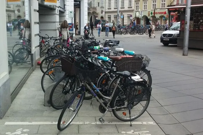 ... bis hin zum Hauptplatz Ecke Murgasse, wo ein eigener Bereich für Fußgänger markiert wurde, um den Zugang zu Geschäften zu gewährleisten. Die meisten Radfahrer halten sich dran ...