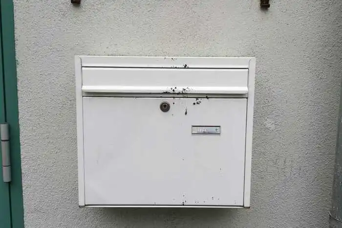 Die Tafel wurde heruntergerissen.