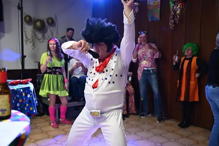 Sogar Elvis Presley schaute vorbei und animierte mit seinem stimmungsvollen Auftritt das Publikum zum Mitmachen.