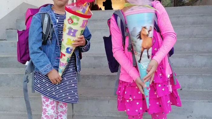 Zwillingsschwestern Lea und Pia Bachmann besuchen gemeinsam die Volksschule Hermagor