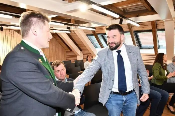 Der Freiheitliche erhielt 4 Stimmen der 20 anwesenden Gemeinderäte, für Maier votierten 16 Gemeinderäte. 